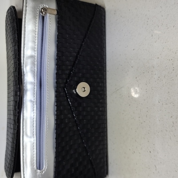 Black Woven Clutch With Magnetic Closure. New No Tags - Picture 4 of 8